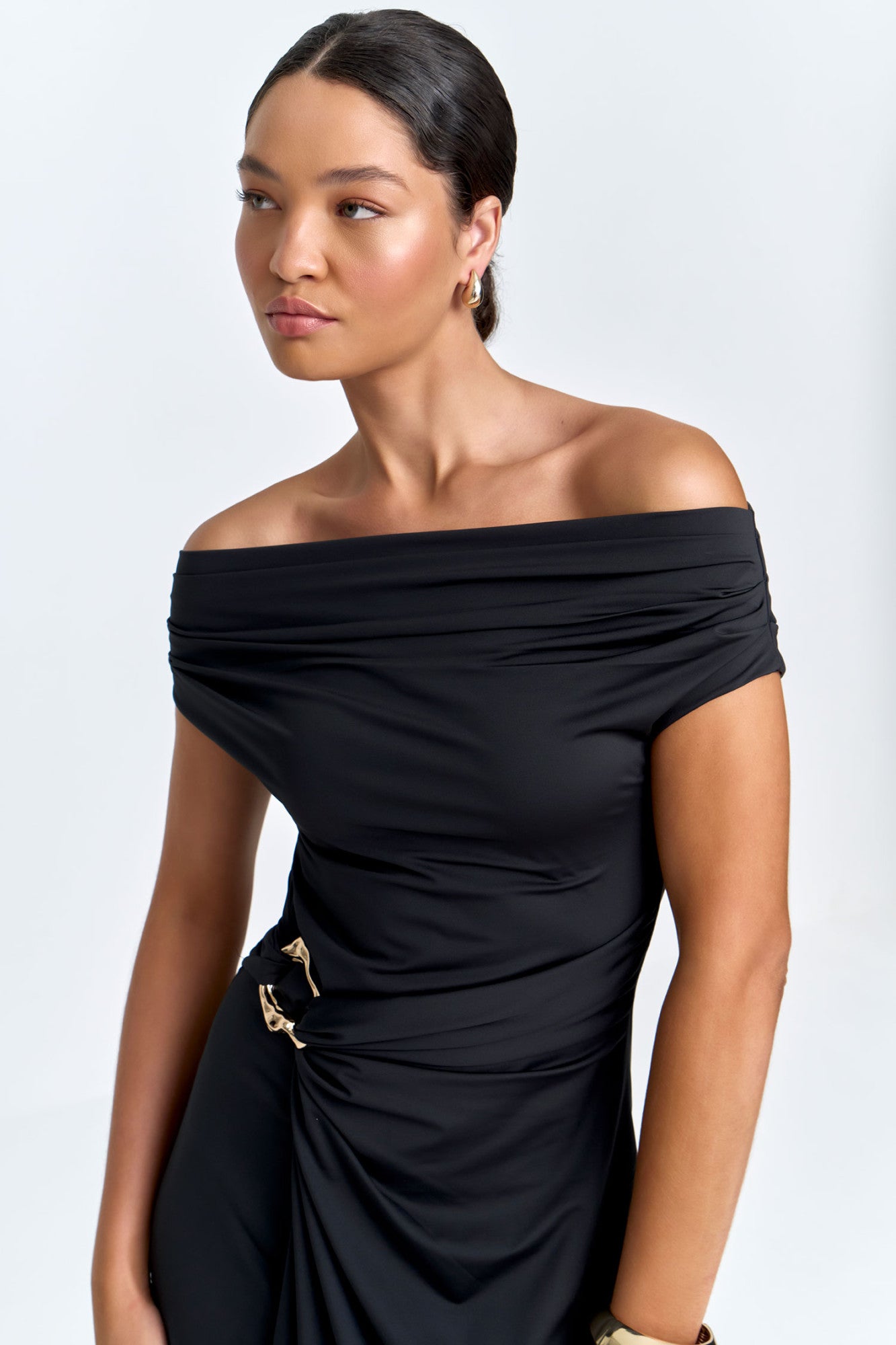 Vestido Ombro a Ombro de Malha com Detalhe Passante com Franzido e Fenda Preto