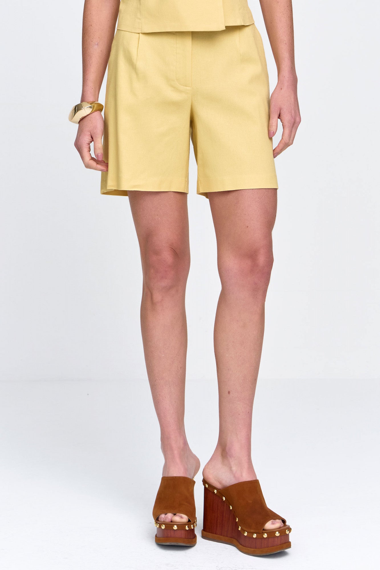 Shorts Viscolinho Com Pregas Amarelo Claro
