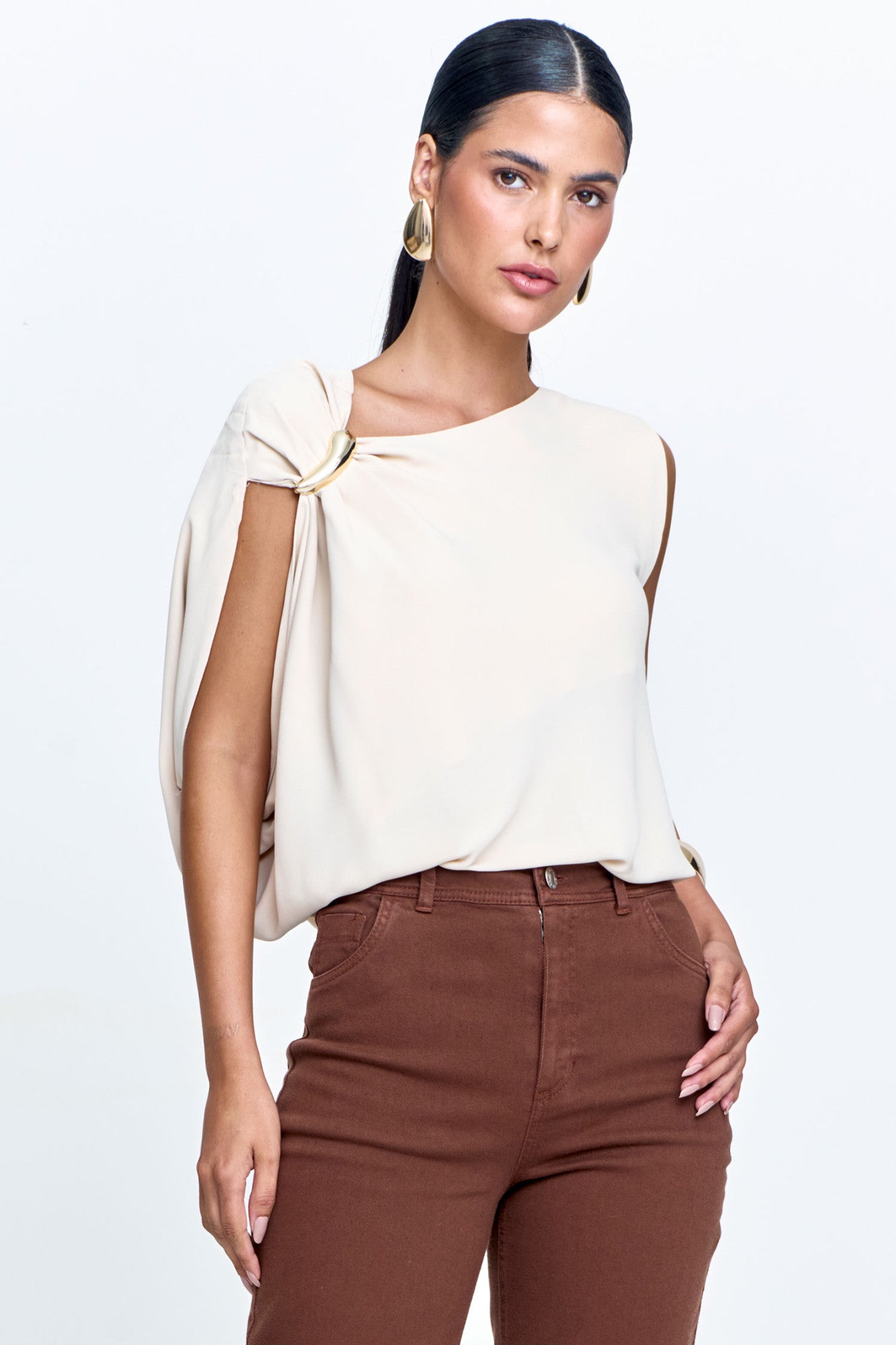 Blusa Regata Feminina em Crepe Drapeado com Passante de Metal no Ombro Bege