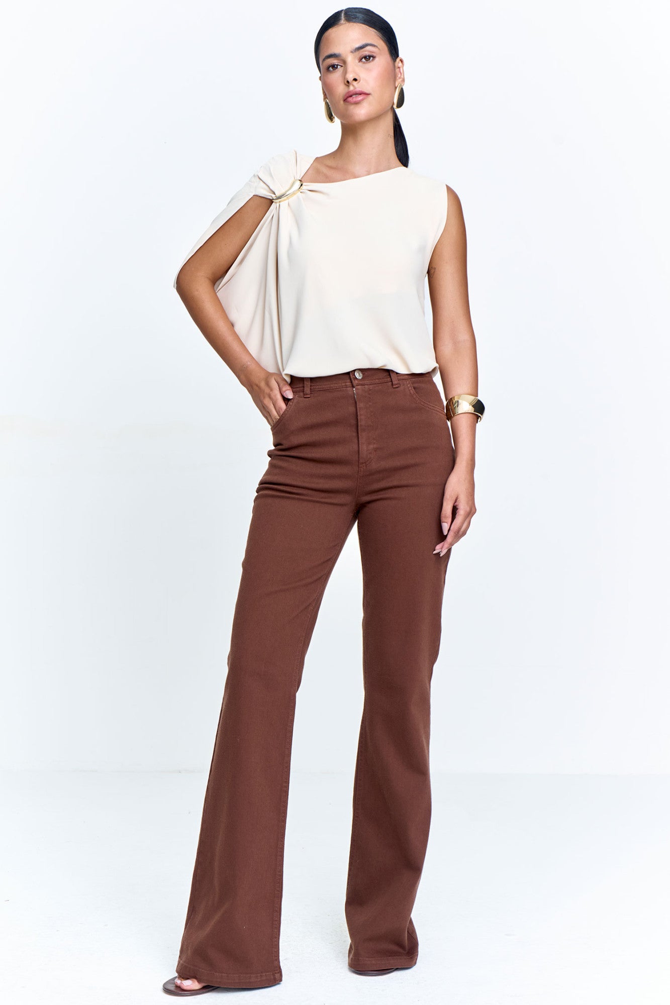 Blusa Regata Feminina em Crepe Drapeado com Passante de Metal no Ombro Bege