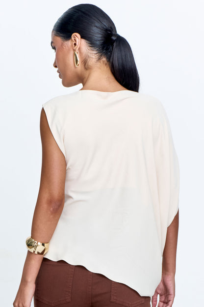 Blusa Regata Feminina em Crepe Drapeado com Passante de Metal no Ombro Bege