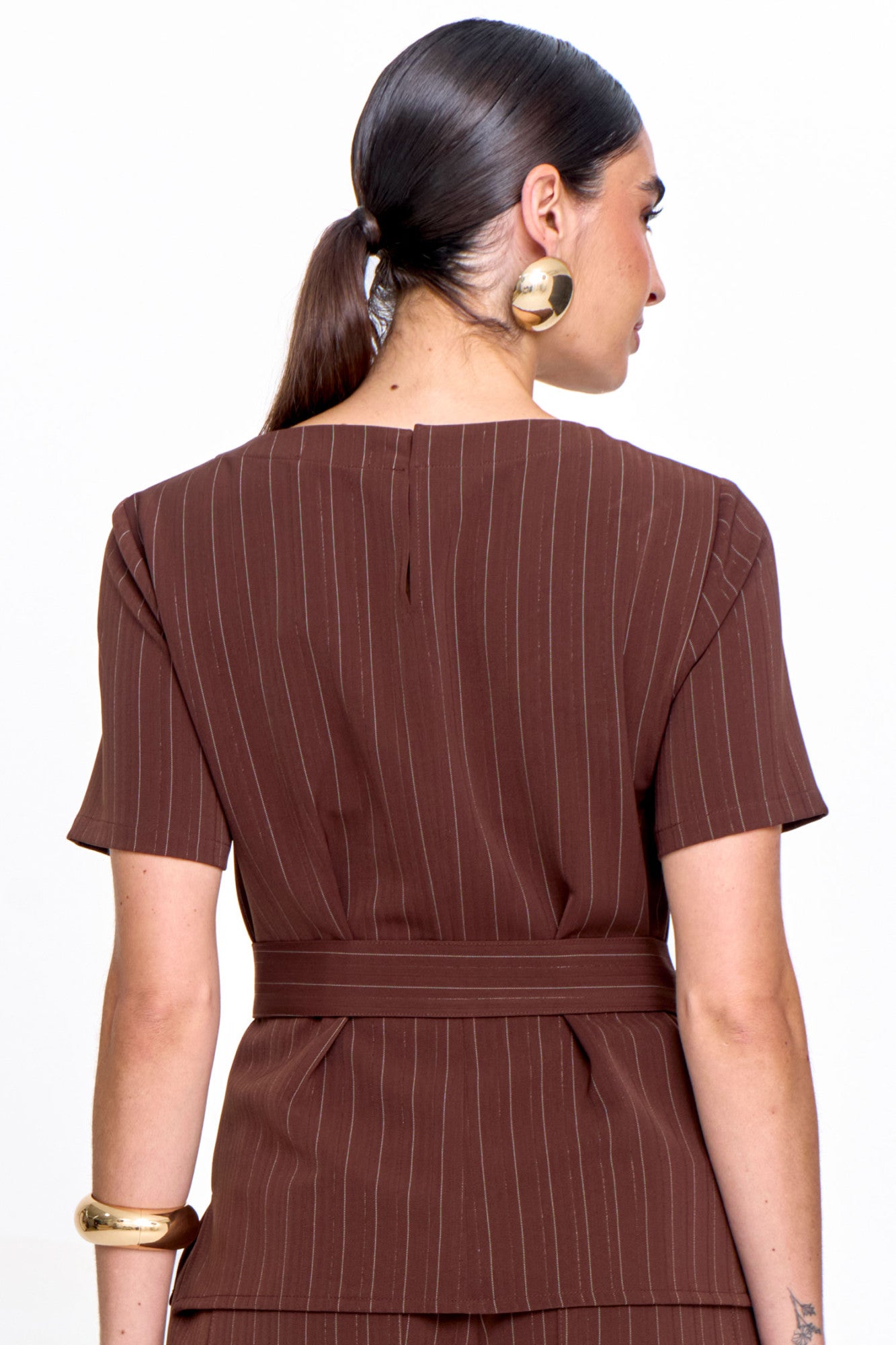 Blusa Alfaiataria Risca de Giz em Fio Metalizado com Faixa Marrom