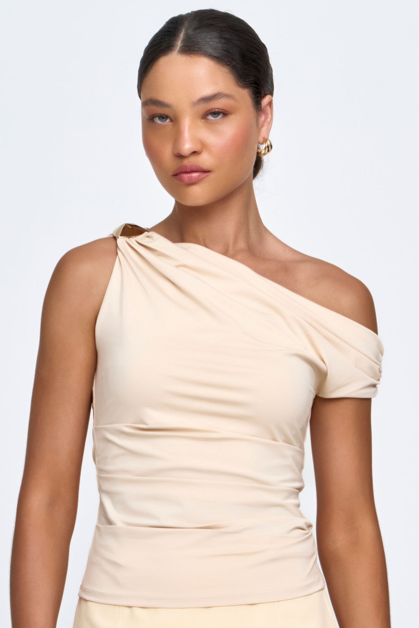 Blusa Feminina de Malha com Pregas e Detahe no Ombro Bege