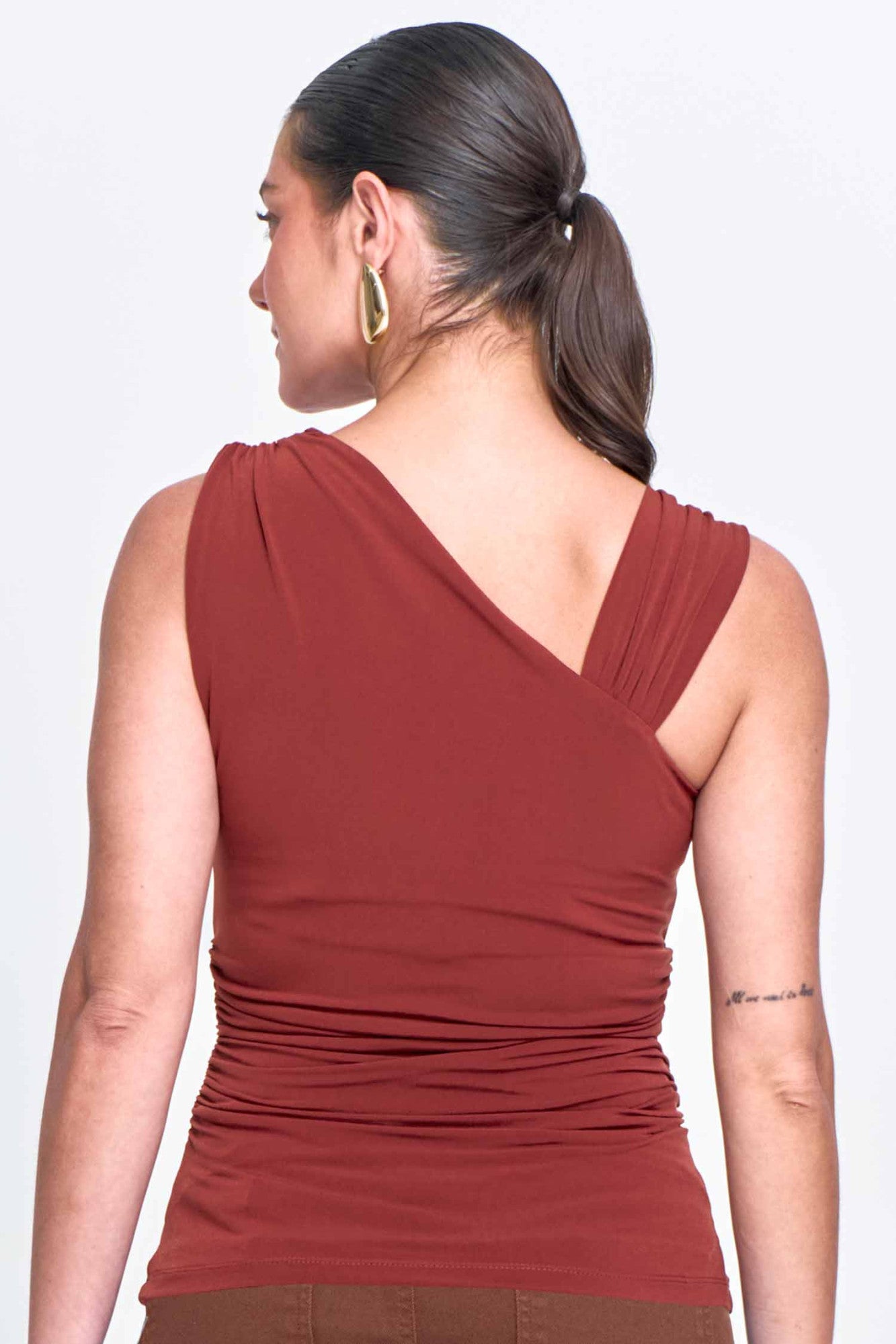 Blusa Assimétrica Franzida e Aviamento na Alça