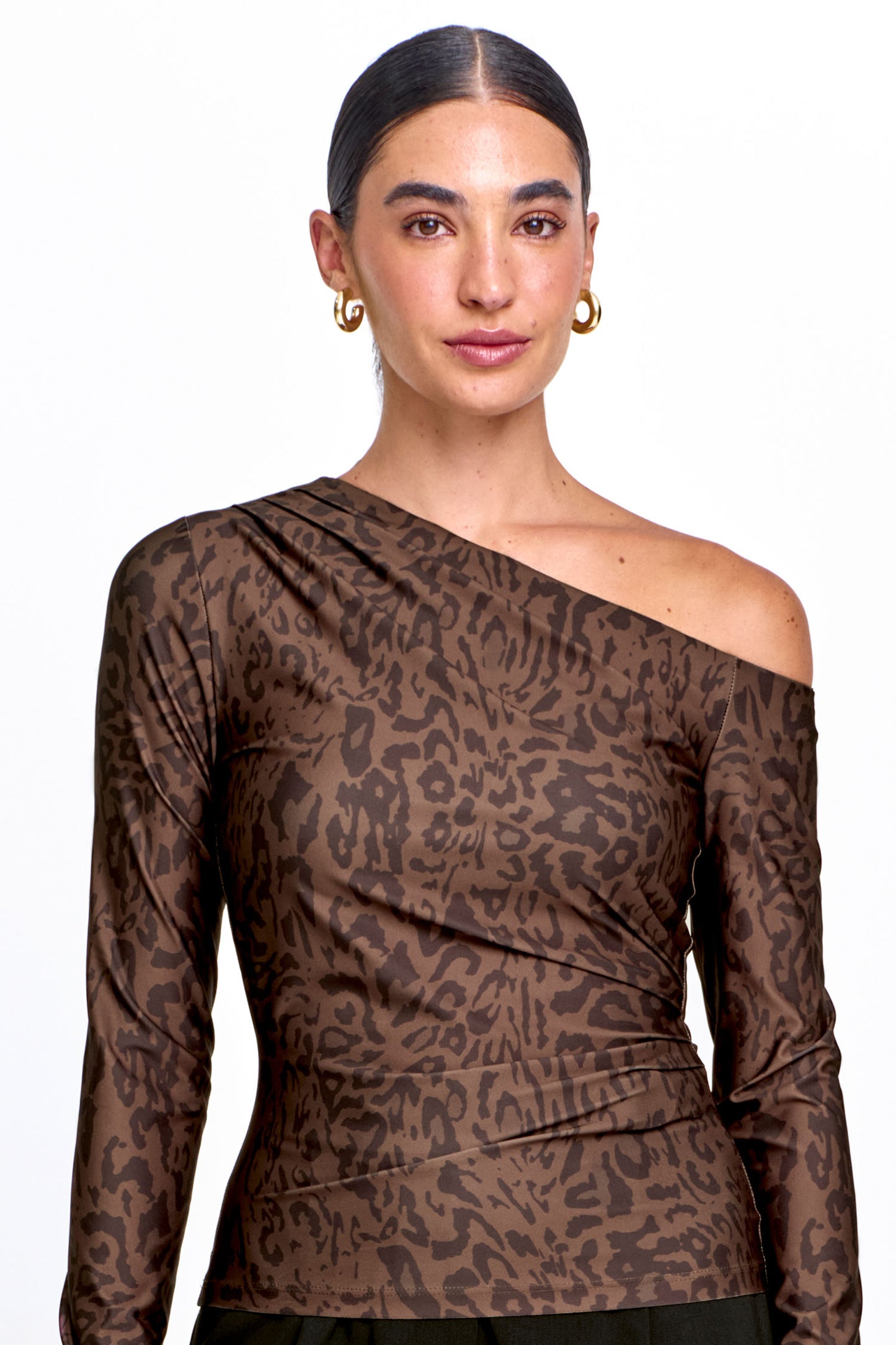 Blusa Feminina Manga Longa com Decote Assimétrico Marrom