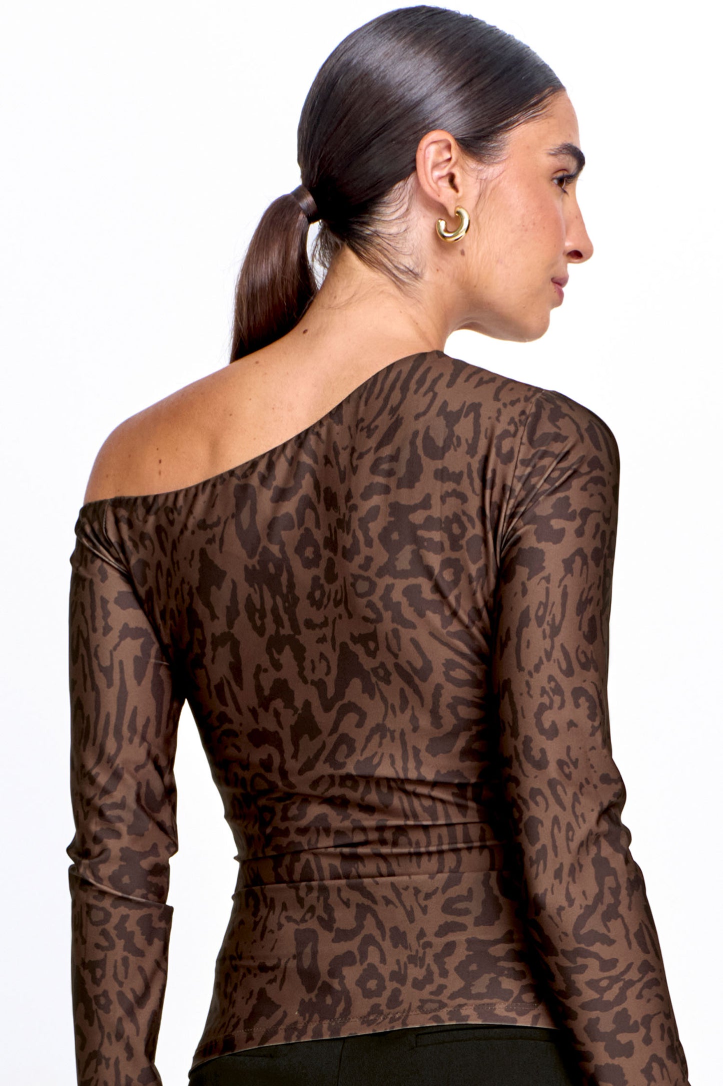 Blusa Feminina Manga Longa com Decote Assimétrico Marrom