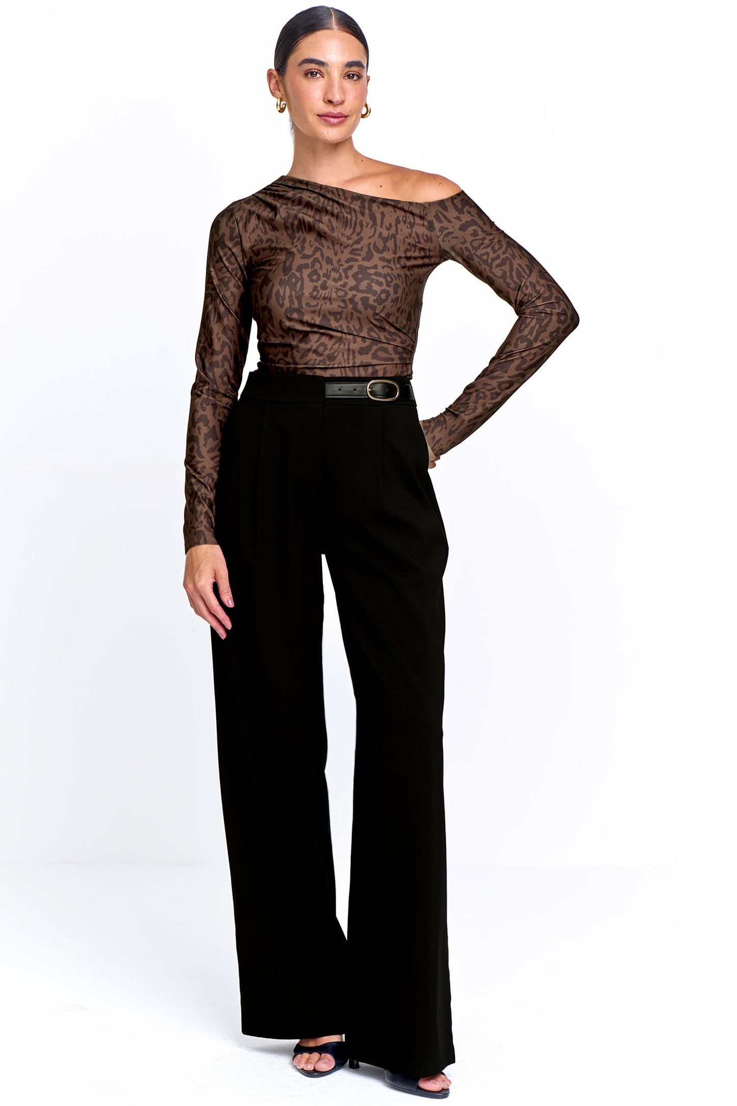 Blusa Feminina Manga Longa com Decote Assimétrico Marrom