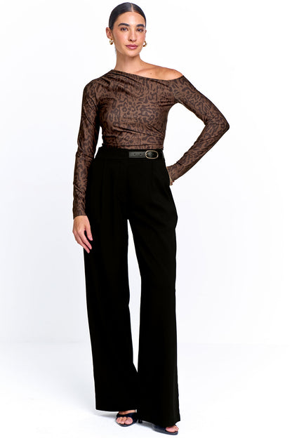 Blusa Feminina Manga Longa com Decote Assimétrico Marrom