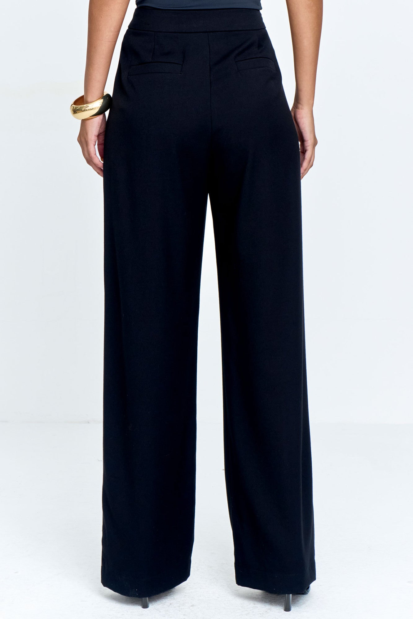 Calça Reta Alfaiataria com Pregas e Bolso