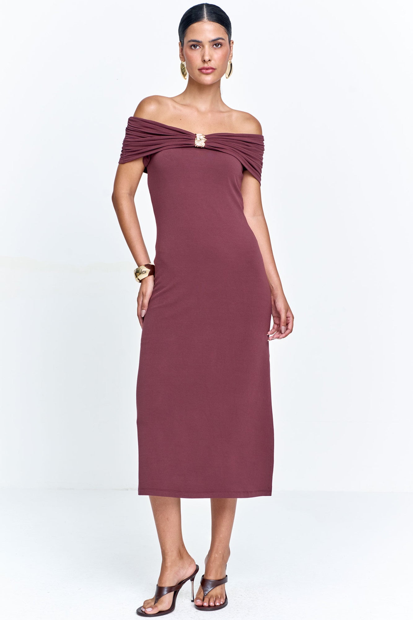 Vestido Midi Ombro a Ombro com Aviamento no Decote Marrom