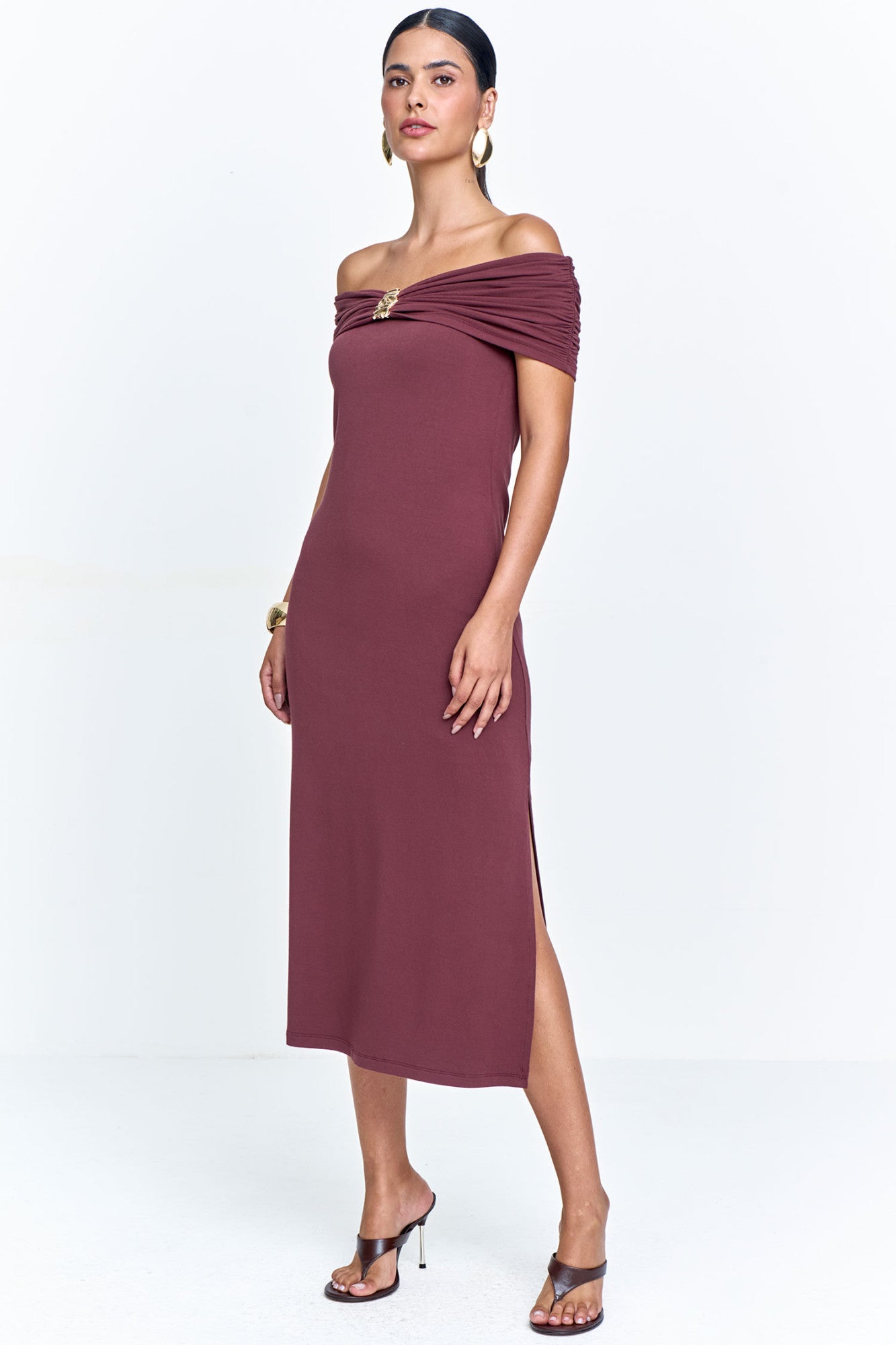 Vestido Midi Ombro a Ombro com Aviamento no Decote Marrom