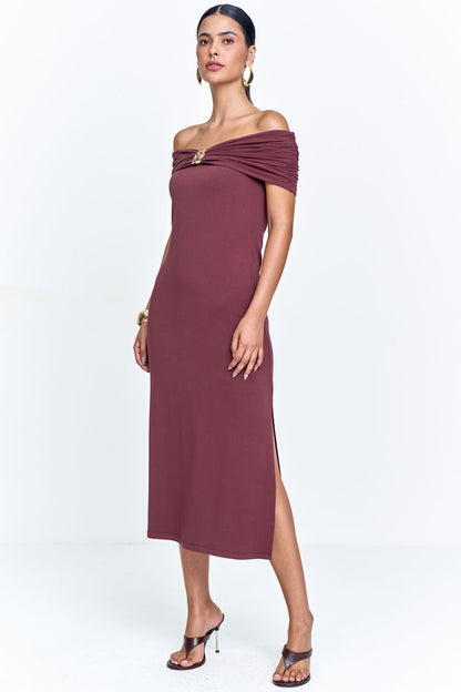 Vestido Midi Ombro a Ombro com Aviamento no Decote Marrom