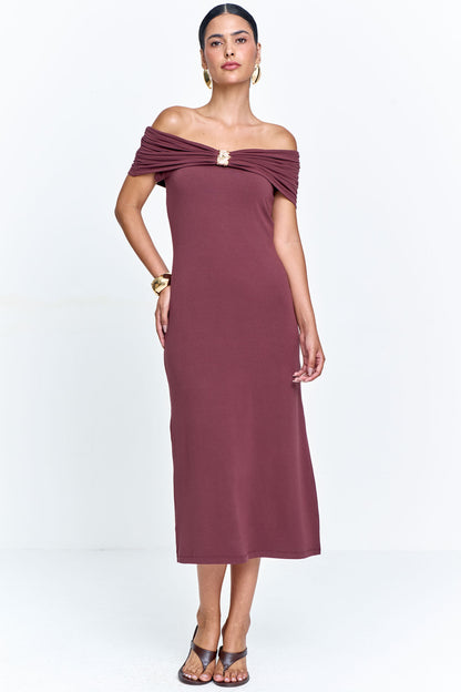 Vestido Midi Ombro a Ombro com Aviamento no Decote Marrom