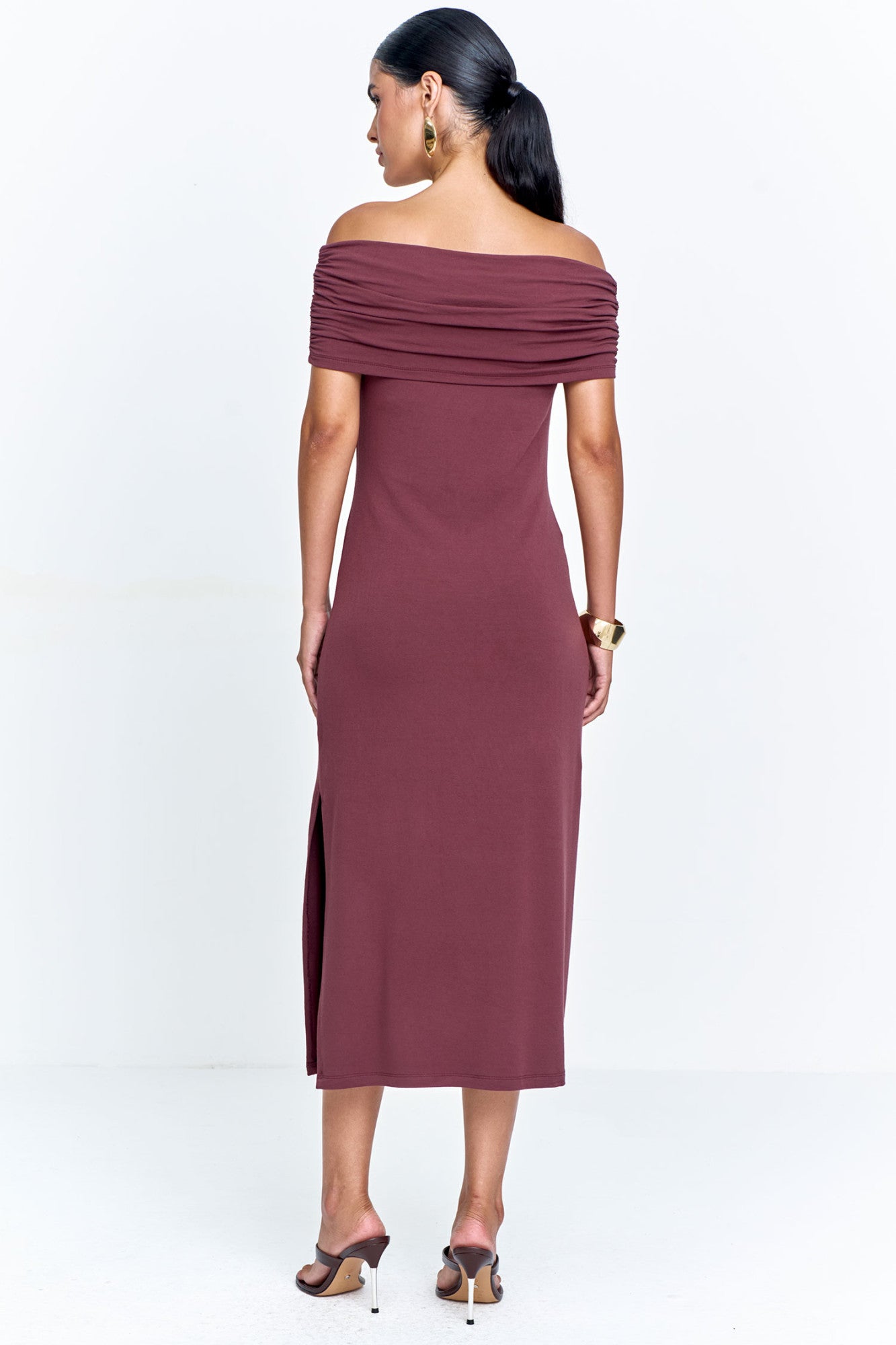 Vestido Midi Ombro a Ombro com Aviamento no Decote Marrom