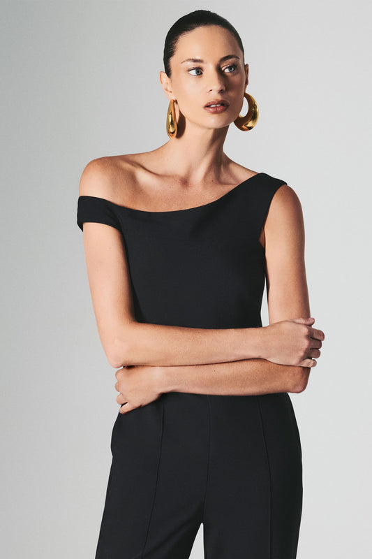 Macacão Feminino Alfaiataria Ombro a Ombro com Decote Assimétrico Preto