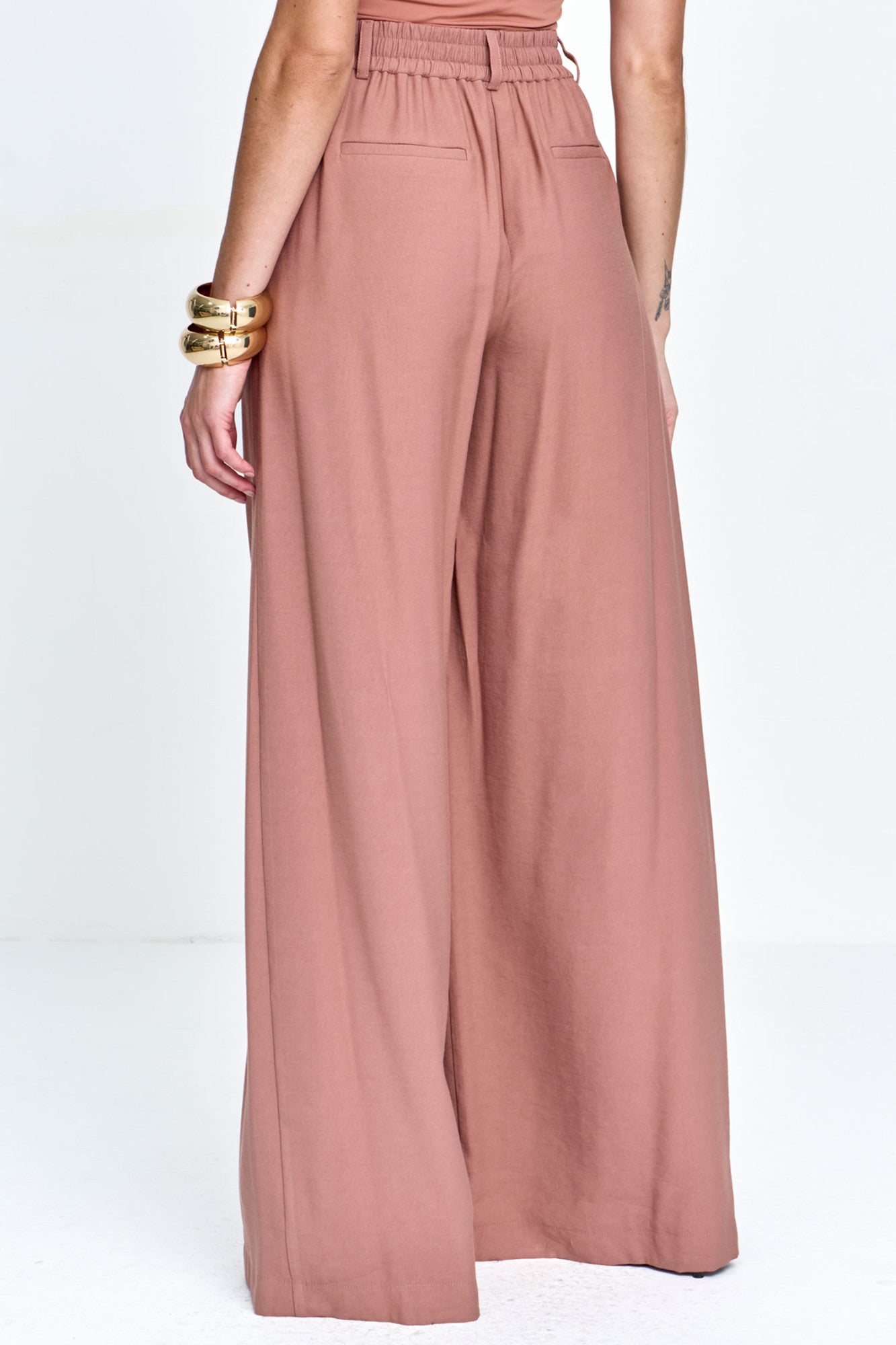 Calça Pantalona de Alfaiataria com Pregas e Bolso Mocha