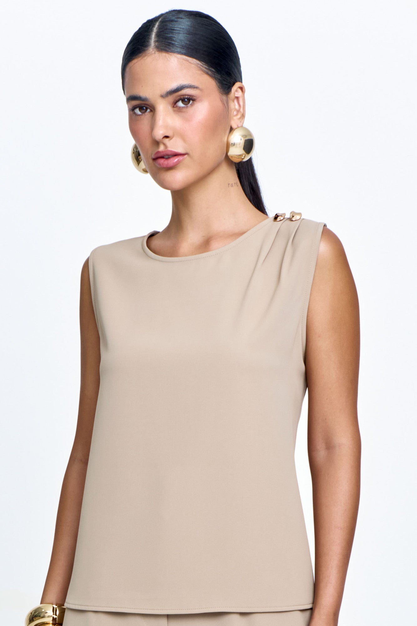 Blusa Alfaiataria Regata Feminina com Pregas no Ombro Bege
