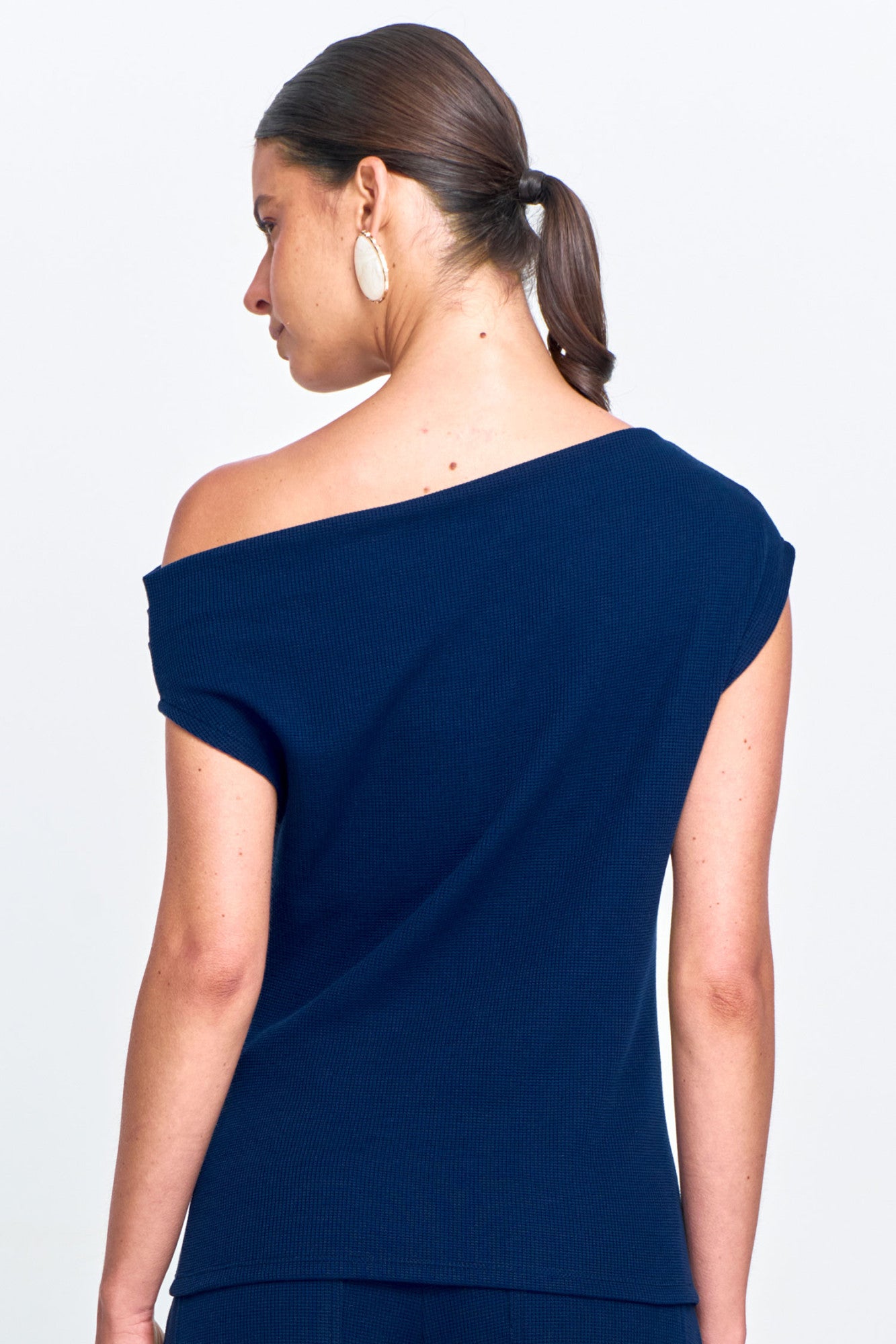 Blusa Malha Piquiet Assimétrica Ombro com Pregas