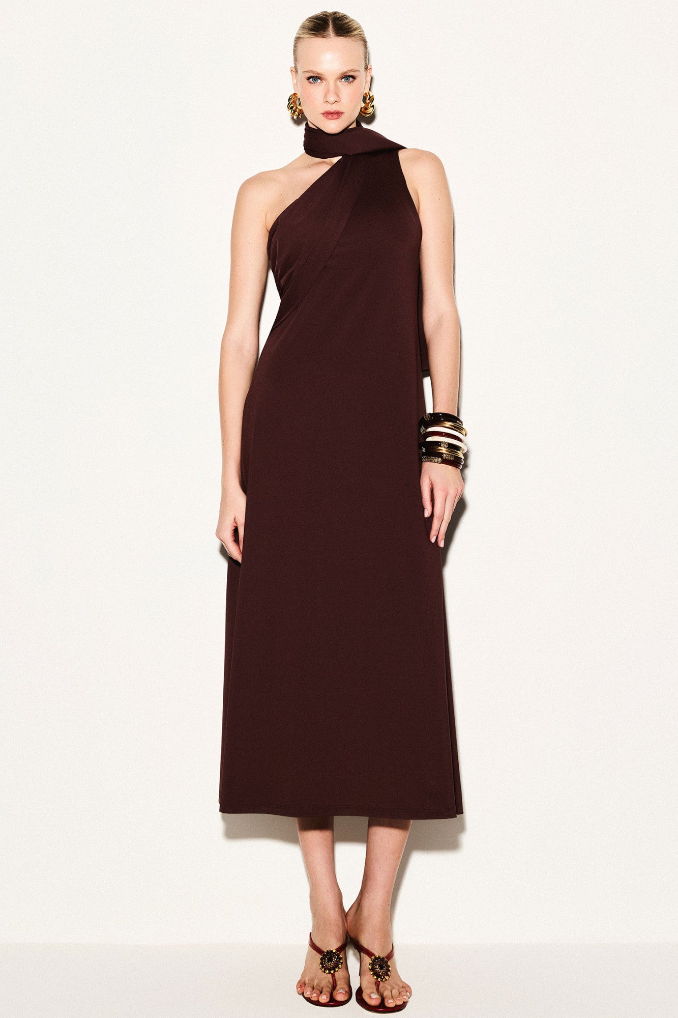 Vestido Malha com Um Ombro Só e Echarpe Marrom