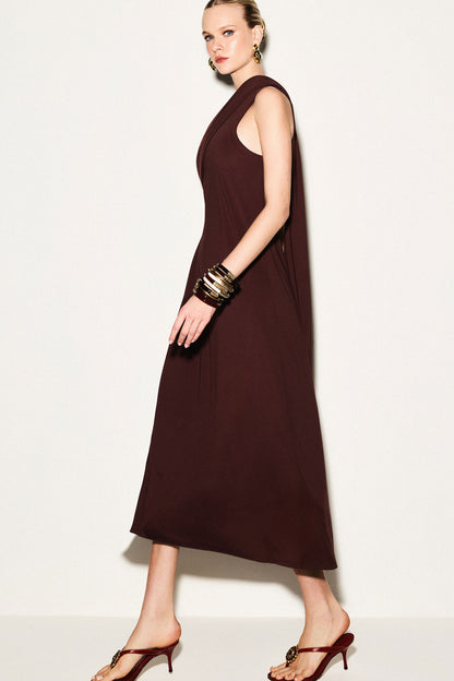 Vestido Malha com Um Ombro Só e Echarpe Marrom