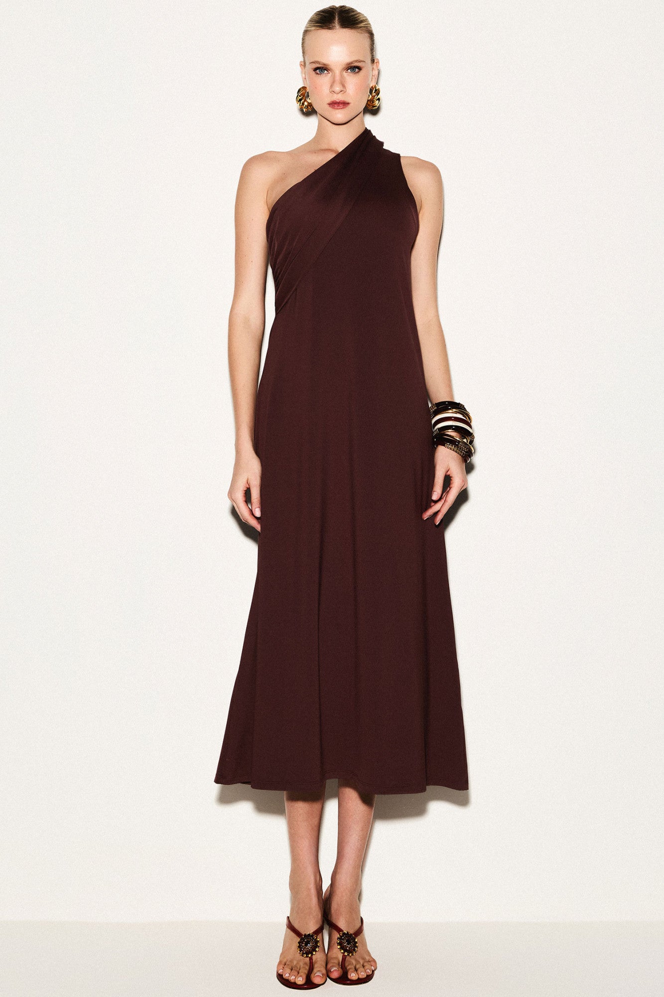 Vestido Malha com Um Ombro Só e Echarpe Marrom