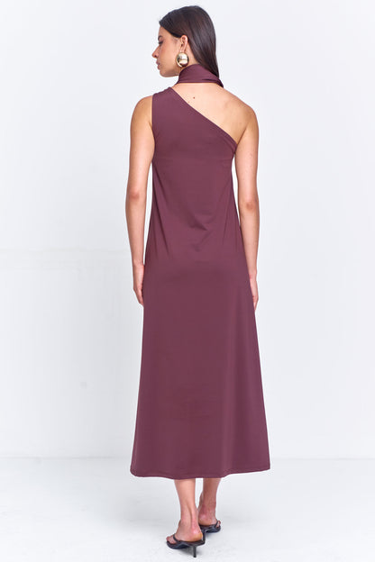 Vestido Malha com Um Ombro Só e Echarpe Marrom
