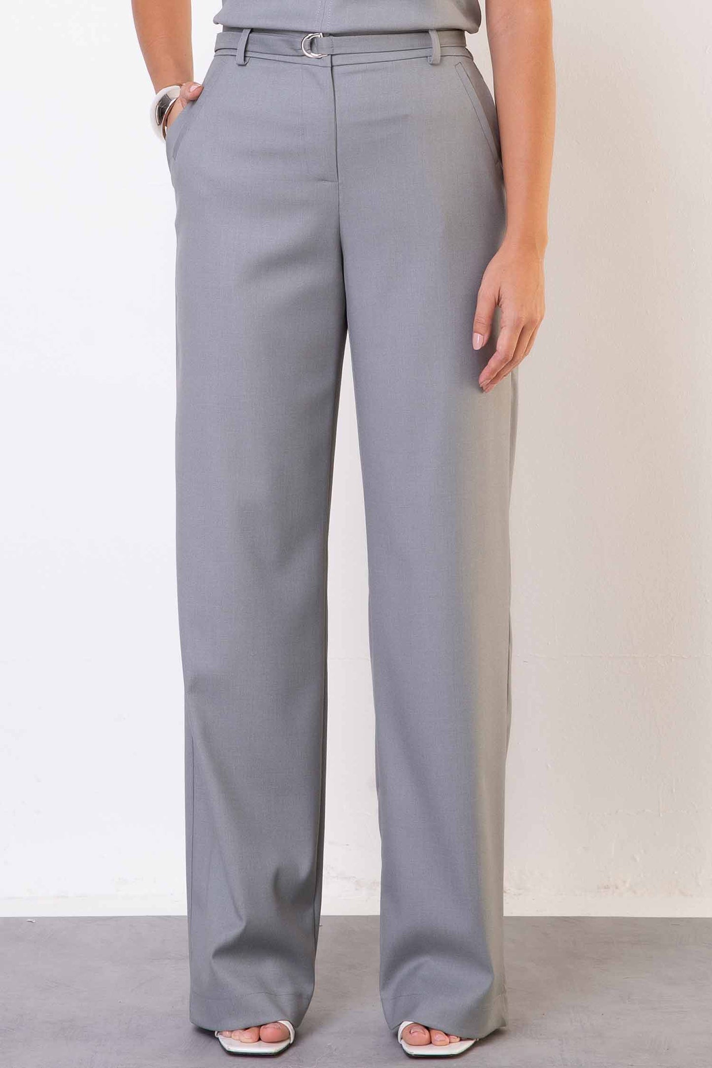 Calça Alfaiataria c/ Bolso Traseiro e Cinto
