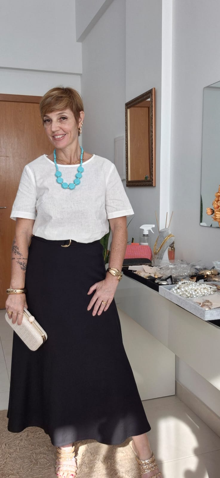 BLUSA ALFAIATARIA LISA COM MANGAS E DECOTE REDONDO