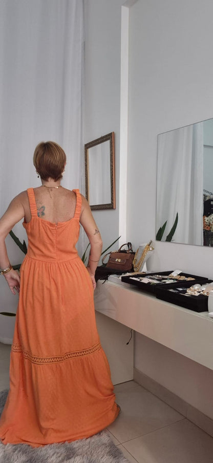 VESTIDO LONGO COM ENTREMEIOS NA BARRA E ALÇA DE ELASTICO