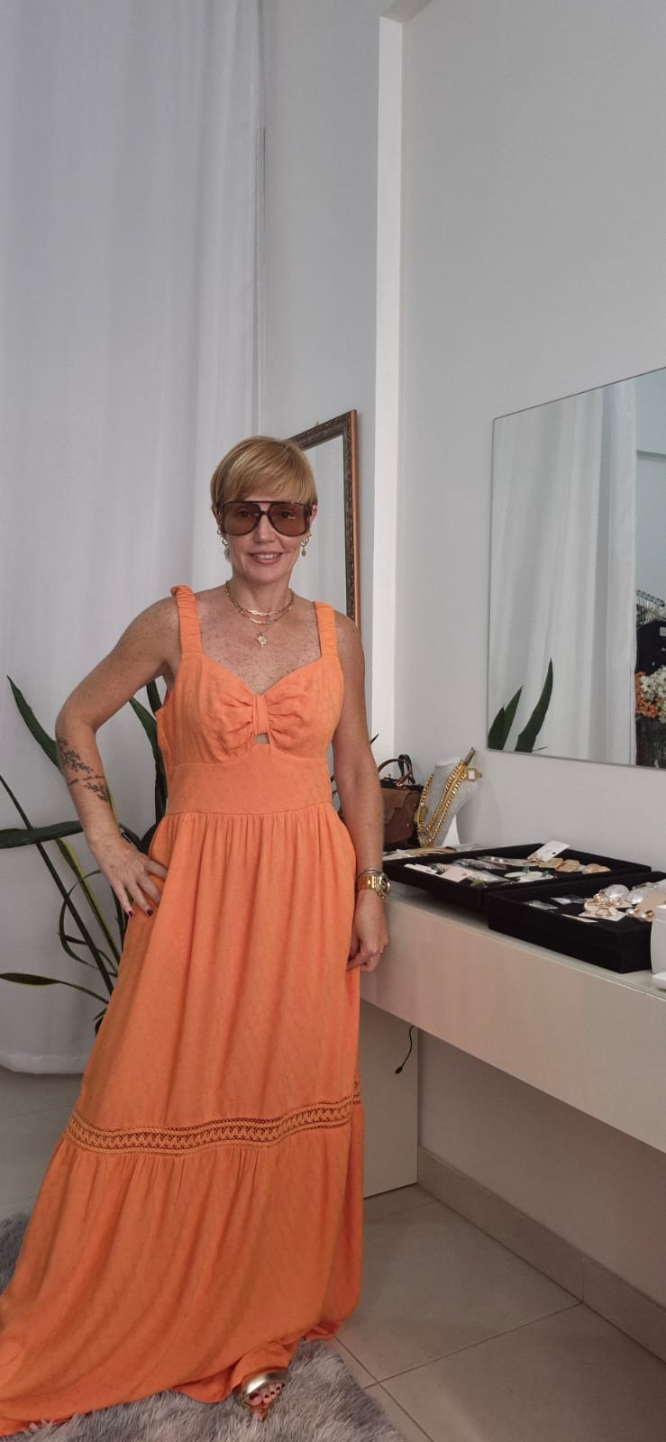 VESTIDO LONGO COM ENTREMEIOS NA BARRA E ALÇA DE ELASTICO